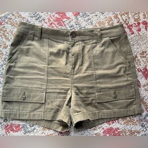 REI trail smith cargo shorts- ladies size 14- olive green- no flaws